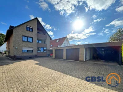 6 Wohnungen, 2 Garagen, 1 Carport, 1 überdachter Stellplatz und 2 weitere befestigte Stellplätze - PKW Stellplätze (3280)