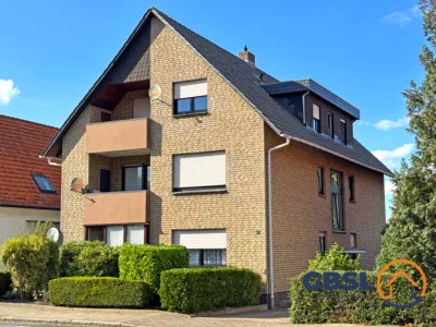 6 Wohnungen, 2 Garagen, 1 Carport, 1 überdachter Stellplatz und 2 weitere befestigte Stellplätze - Ansicht Süd (3275)