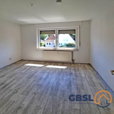 6 Wohnungen, 2 Garagen, 1 Carport, 1 überdachter Stellplatz und 2 weitere befestigte Stellplätze - Schnlafzimmer (3289)