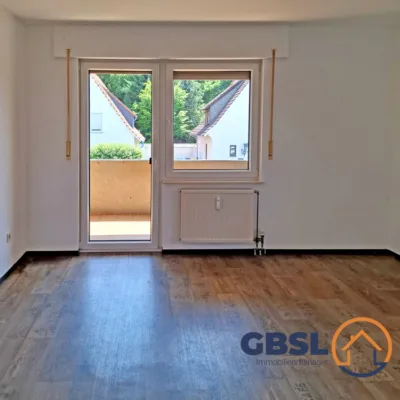 6 Wohnungen, 2 Garagen, 1 Carport, 1 überdachter Stellplatz und 2 weitere befestigte Stellplätze - Wohnzimmer (3292)