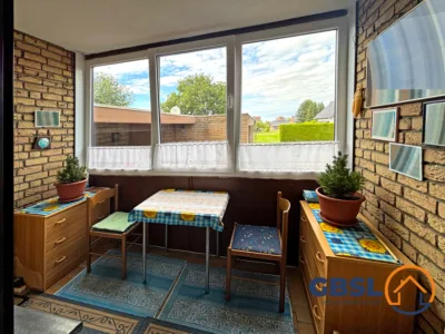 6 Wohnungen, 2 Garagen, 1 Carport, 1 überdachter Stellplatz und 2 weitere befestigte Stellplätze - Balkon - Wintergarten (3287)