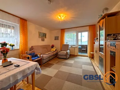 6 Wohnungen, 2 Garagen, 1 Carport, 1 überdachter Stellplatz und 2 weitere befestigte Stellplätze - Wohnzimmer (3285)