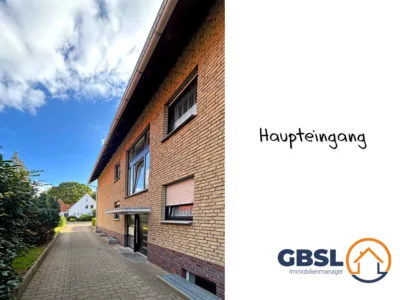 6 Wohnungen, 2 Garagen, 1 Carport, 1 überdachter Stellplatz und 2 weitere befestigte Stellplätze - Haupteingang (3282)