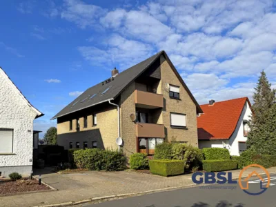 6 Wohnungen, 2 Garagen, 1 Carport, 1 überdachter Stellplatz und 2 weitere befestigte Stellplätze - Ansicht Süd (3274)