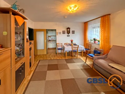 6 Wohnungen, 2 Garagen, 1 Carport, 1 überdachter Stellplatz und 2 weitere befestigte Stellplätze - Wohnzimmer (3286)
