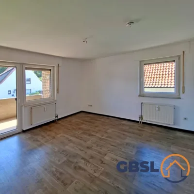 6 Wohnungen, 2 Garagen, 1 Carport, 1 überdachter Stellplatz und 2 weitere befestigte Stellplätze - Wohnzimmer (3293)