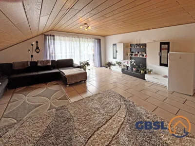 5-Familienhaus mit Garage in zentraler Lage - Wohnzimmer (3112)
