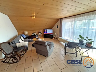 5-Familienhaus mit Garage in zentraler Lage - Wohnzimmer (3110)